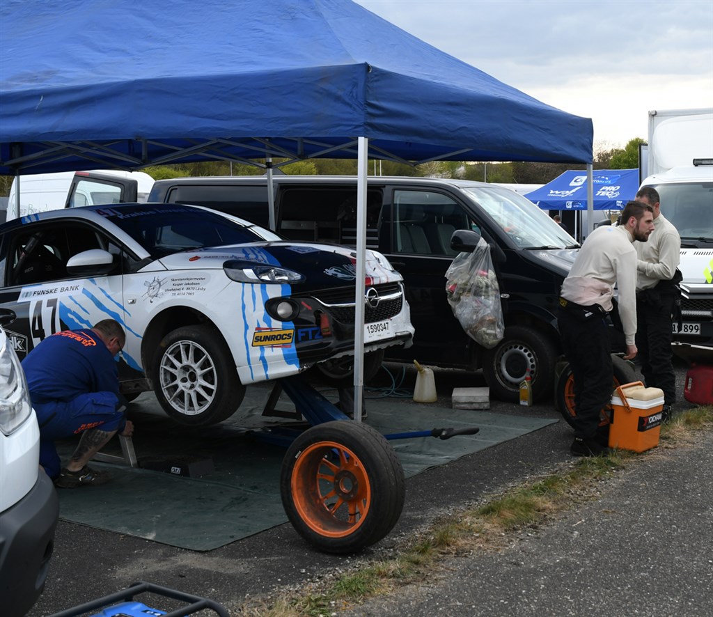 Med servicefolk fra tre team fik Broberg Motorsport den lille Opel Adam sat i stand til at fortsætte i det fynske rally.
(Foto: Morten Dam, specialpress@gmail.com)